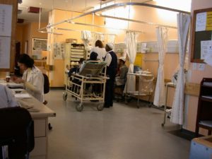 Patient auf Liege in der Notfallsation