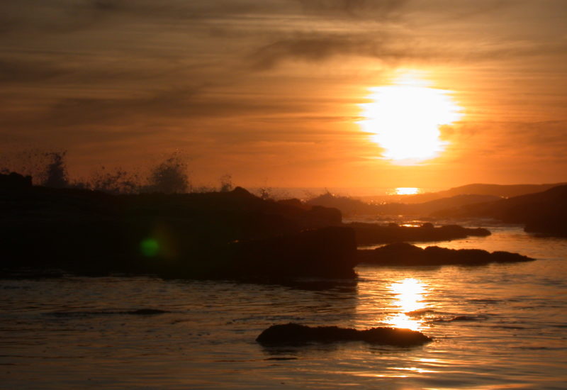 Sunset in Camps Bay mit Felsen