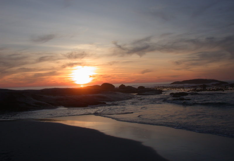 Sunset in Camps Bay mit Felsen