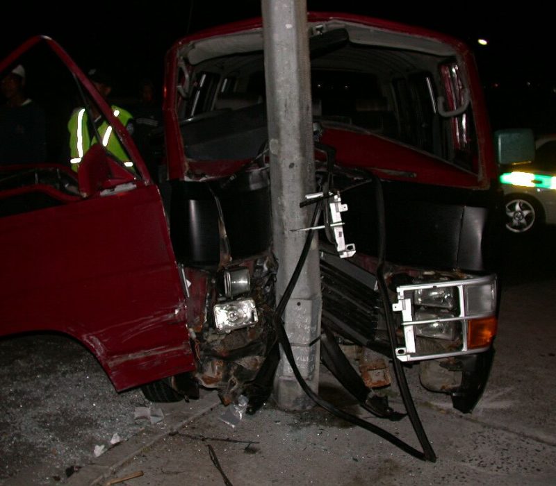 Auto in Kandelaber von vorne